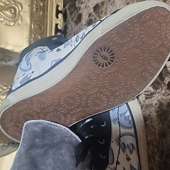 Sneakers - Picture 3 of 3